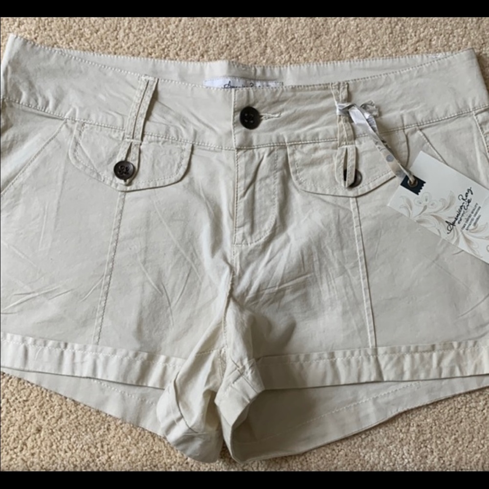 American Rag Shorts cream khaki stretch short shorts. Size 7 pocket detail